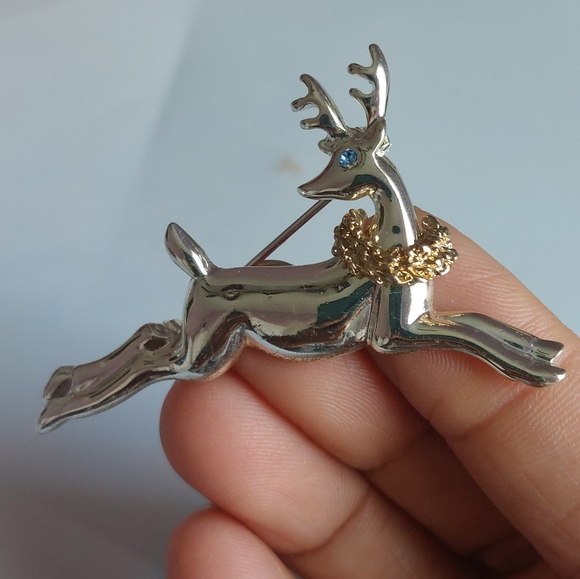 Vintage Galloping Reindeer with a Christmas Wreath on its Neck Brooch Pin - Picture 2 of 4